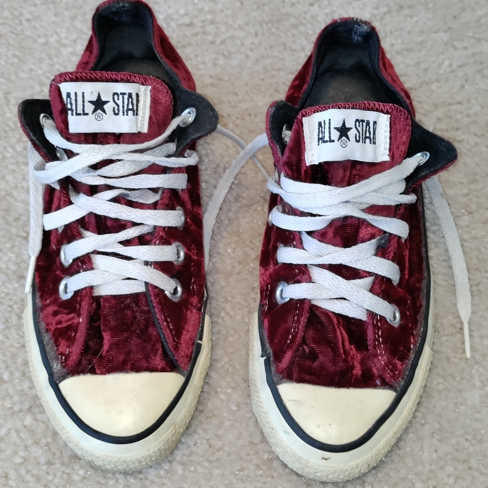 Vintage Converse All Star  Burgundy Velour/Velvet Low Top Sneaker - size 7 women